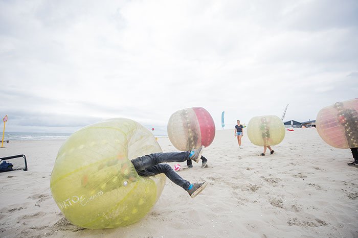 Bubble soccer op het strand