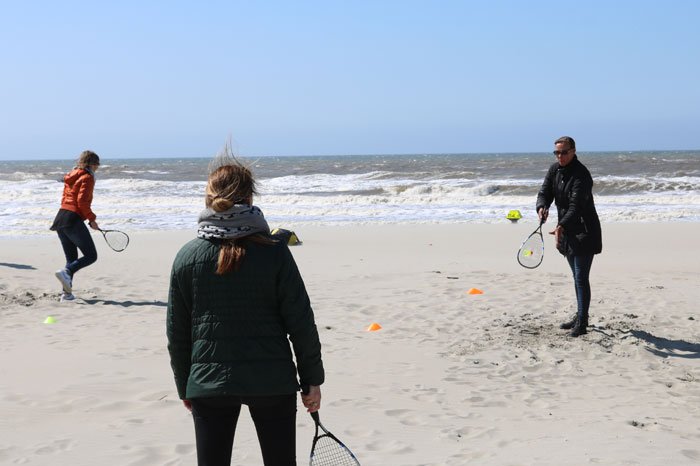 Beachgames Verschillende leuke strandspellen ofwel echte beachgames spelen met een Vrijgezellenfeest, bedrijfsuitje, familie-uitje of teamuitje, doe je tussen Scheveningen en Hoek van Holland, in de regio Zuid-Holland op het strand van ’s-Gravenzande bij WATO-Event.